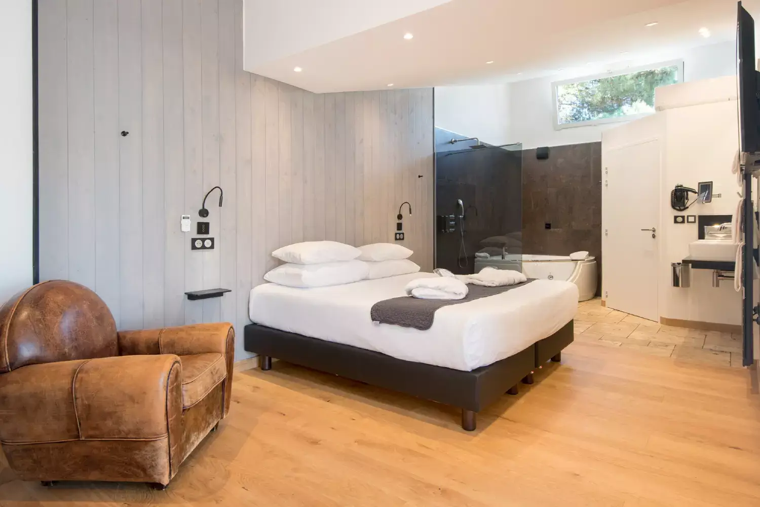 Suite Balnéo Luxe PMR | Élegance Suites Hôtel sur l'île de Ré